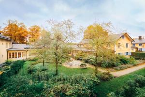 eine Luftansicht eines Hauses mit Garten in der Unterkunft Stallmästaregården Hotel, Stockholm, a Member of Design Hotels in Stockholm