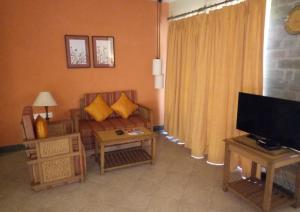 TV a/nebo společenská místnost v ubytování Club Mahindra Binsar Valley
