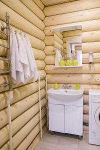 łazienka z umywalką i pralką w obiekcie ApartHotel Pereslavskaya Sloboda w mieście Peresław Zaleski