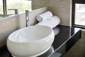 un bagno con lavandino e asciugamani su un bancone di Bonjour Hotel a Taichung