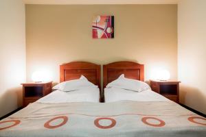 Red Hotel tesisinde bir odada yatak veya yataklar