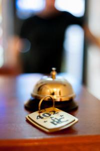 una pequeña campana sentada sobre una mesa en Red Hotel en Alexandria