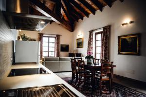 cocina y sala de estar con mesa y sofá en Sori San Giovanni, en Isola d'Asti