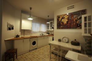 a kitchen with a washer and dryer in it at Bonito apart. con PARKING Y PISCINA in Mairena del Aljarafe