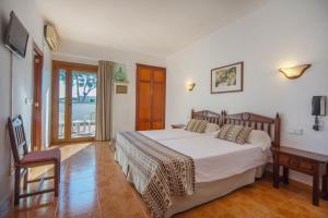 
Een bed of bedden in een kamer bij Hotel Ses Puntetes
