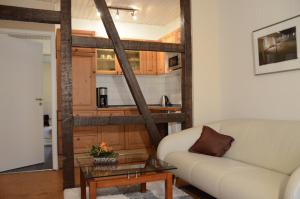 ein Wohnzimmer mit einem Sofa und einem Tisch in der Unterkunft Reisekultouren Apartments Detmold in Detmold