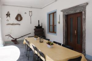 een eetkamer met een tafel en stoelen bij Appartamento Al Ponte in Marone