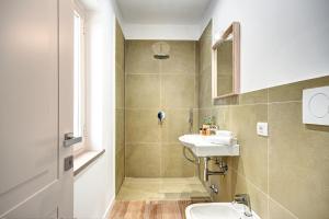 een badkamer met een douche, een wastafel en een toilet bij Caruso 6 in Sorrento