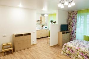 ヴォロネジにあるflat-all 49 Vesna однокомнатная квартира до 4 мест напротив ТРЦ Галерея Чижоваの小さなベッドルーム(ベッド1台付)、キッチンが備わります。