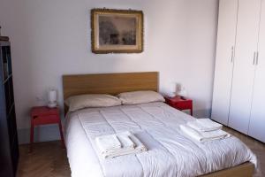 1 dormitorio con 1 cama con toallas en Art12 B&B, en Nápoles
