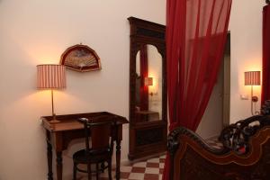 a room with a desk and a mirror and a chair at B&B Casa Ruffino in Balestrate
