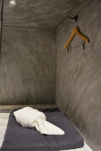 En eller flere senge i et værelse på Nirvana Guesthouse & Hostel