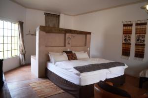 um quarto com uma cama grande num quarto em BuellsPort Naukluft Lodge & Farm em Naukluft Mountains