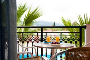 Rõdu või terrass majutusasutuses Hera Zakynthos Hotel