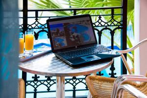 Televiisor ja/või meelelahutuskeskus majutusasutuses Hera Zakynthos Hotel
