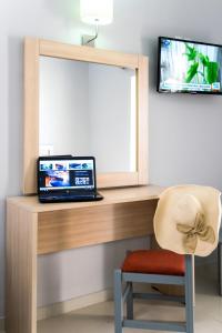 Televiisor ja/või meelelahutuskeskus majutusasutuses Hera Zakynthos Hotel