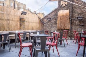 ロンドンにあるThe Grafton Arms Pub & Roomsのパティオ(テーブルと椅子付)
