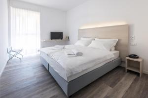 a bedroom with a bed and a desk at Hotel Internazionale Luino in Luino