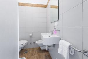 A bathroom at Hotel Internazionale Luino