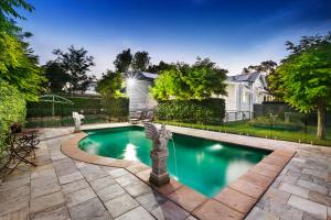 a swimming pool with a statue in a yard at ‘Tara-Lee’ in Cessnock