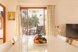 un bol de fruta en una mesa en la sala de estar en Villa Cactus en Port d'Alcudia