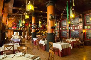 a restaurant with tables and chairs in a room at Hotel Náyade in Los Ángeles de San Rafael