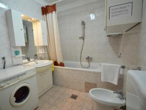Kúpeľňa v ubytovaní Holiday Home Slavko by Interhome