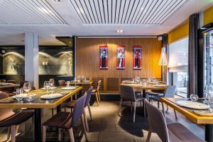 ein Speisesaal mit Tischen und Stühlen in einem Restaurant in der Unterkunft Hotel Le Morgane in Chamonix-Mont-Blanc