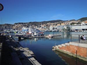 ein Wasserkörper mit Booten in einem Hafen in der Unterkunft Una Porta sul Porto Antico in Genua