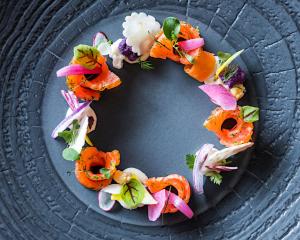 ein Teller mit einem Kranz aus Speisen darauf in der Unterkunft Hotel Le Morgane in Chamonix-Mont-Blanc
