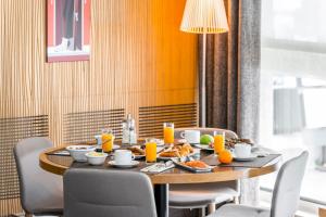 einen Esstisch mit Essen drauf in der Unterkunft Hotel Le Morgane in Chamonix-Mont-Blanc