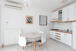 Kuchyň nebo kuchyňský kout v ubytování Apartments Anka