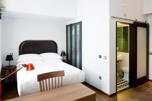 A bed or beds in a room at Cheval The Edinburgh Grand