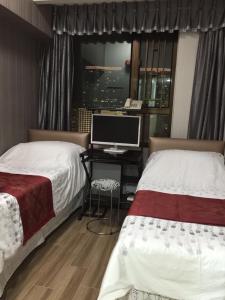 Postel nebo postele na pokoji v ubytování Hong Kong Tai San Guest House (Burlington Branch)