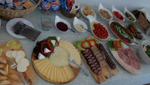 een tafel met kaasplaten en andere voedingsmiddelen bij Willa Kominiarski Wierch in Zakopane