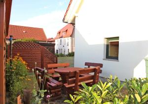 フェルトベルクにあるFerienhaus Feldberg SEE 9421の庭園(木製テーブル、椅子付)