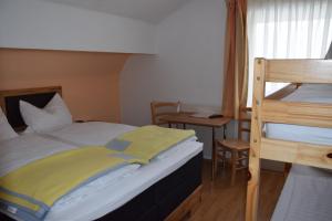 A bed or beds in a room at Alpengasthof Eichtbauer