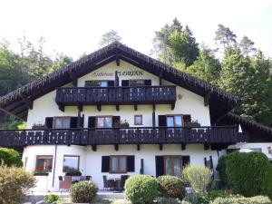 un gran edificio blanco con balcón en Haus Florian en Grainau