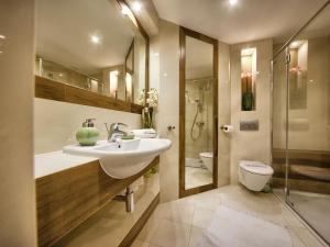 ザコパネにあるVisitZakopane - Antonina Apartmentのバスルーム(洗面台、トイレ、シャワー付)