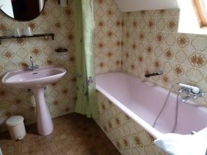 Koupelna v ubytování Aux Deux Clefs + 20 fotografií