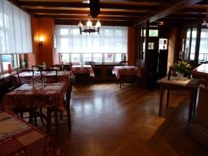 un ristorante con tavoli e sedie e una grande finestra di Aux Deux Clefs a Marmoutier