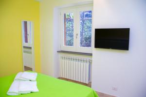 TV a/nebo společenská místnost v ubytování Lemon Flats Sorrento