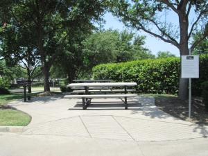una mesa de picnic y un cartel en un parque en Extended Stay America Suites - Dallas - Las Colinas - Carnaby St, en Irving