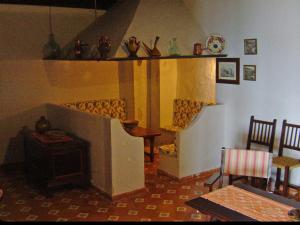 - un salon avec une cheminée, une table et des chaises dans l'établissement Mar i Vent, à Banyalbufar