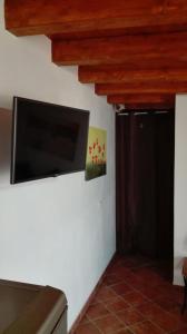 Televízia a/alebo spoločenská miestnosť v ubytovaní Le casette di Simona