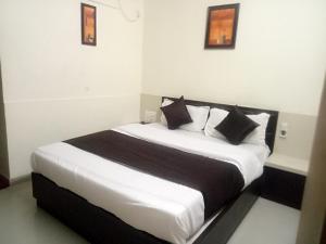 Postel nebo postele na pokoji v ubytování Hotel Gopi Palace + 19 fotografií