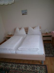 เตียงในห้องที่ Haus Anika Ferienwohnung