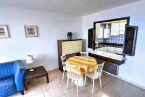uma sala de estar com uma mesa e um sofá azul em C16013 Club de Mar em Sant Feliu de Guíxols