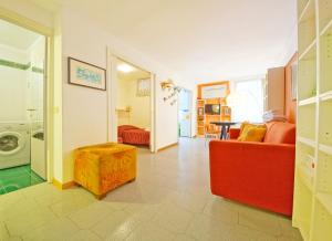 威尼斯的住宿－DolceVita Apartments N 146，客厅配有红色的沙发和桌子