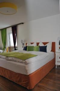 ein Schlafzimmer mit einem großen Bett in einem Zimmer in der Unterkunft Gästehaus Anna in Großarl